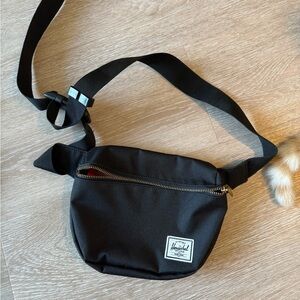 Herschel! Super cute (OS) (BLACK) fanny pack (LIKE NEW)